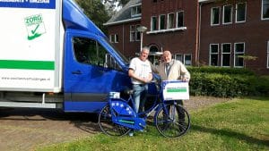 Lentis ontvangt Mondial fiets uit handen van Jan van Mondial Oostland Verhuizingen