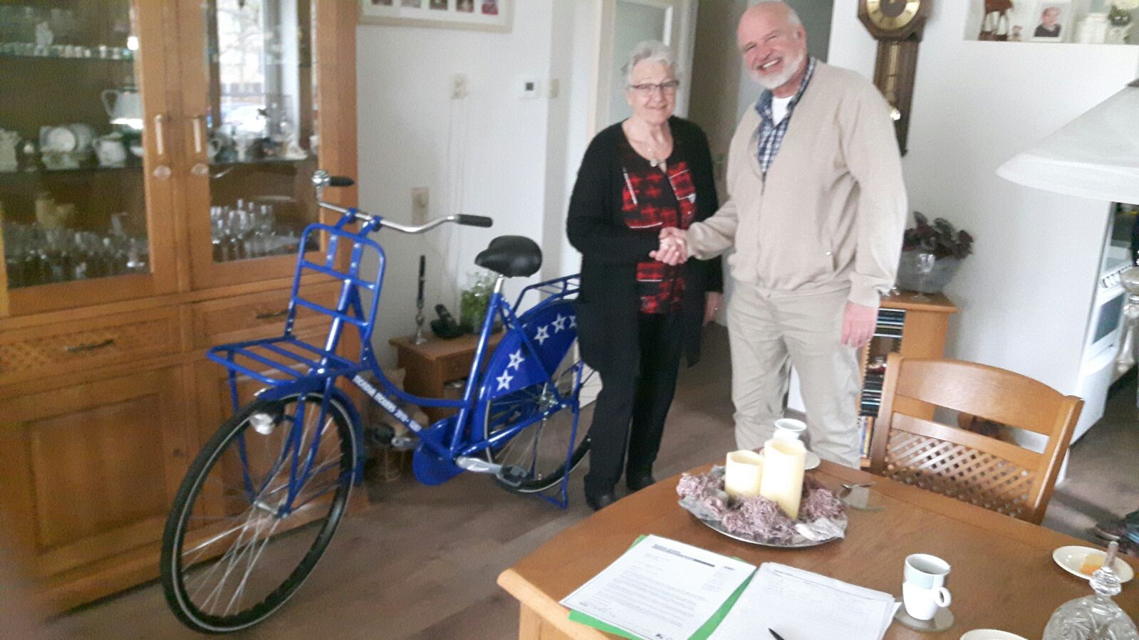 Jan-van-Santen-overhandigt-Mondial-Movers-fiets-