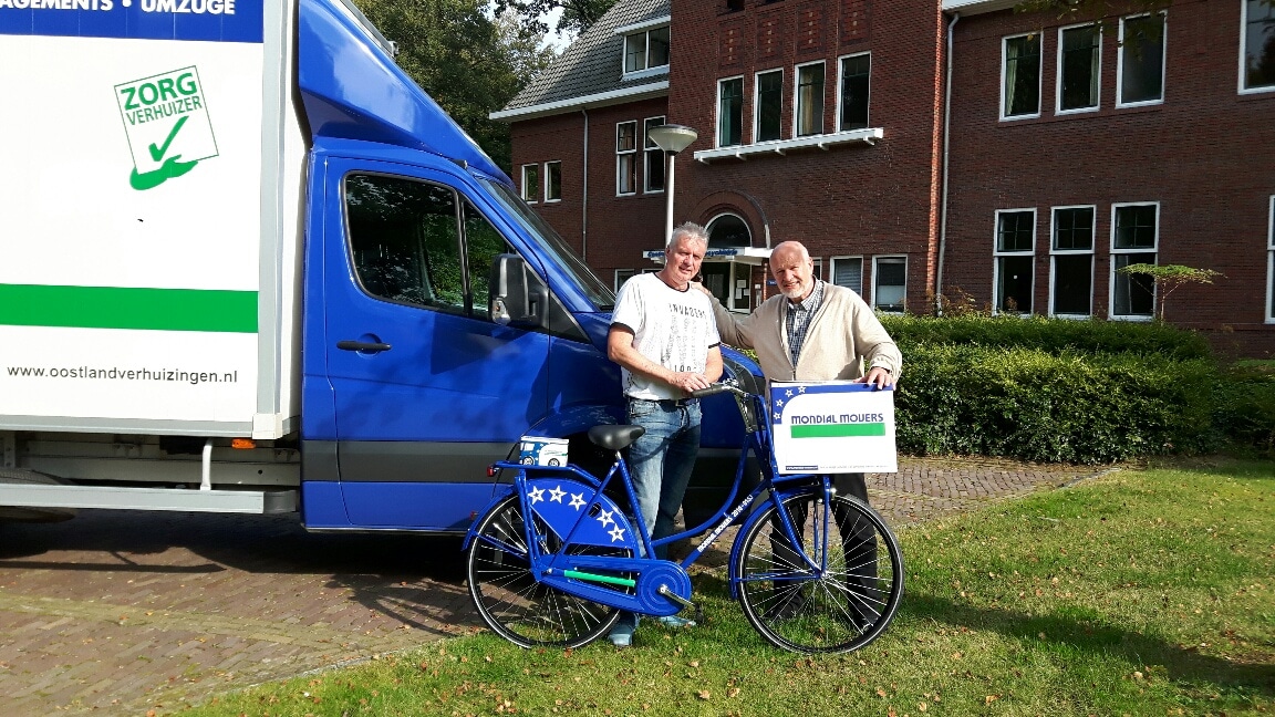 Lentis-ontvangt-Mondial-fiets-uit-handen-van-Jan-van-Santen-Directeur-Mondial-Oostland-Verhuizingen-1